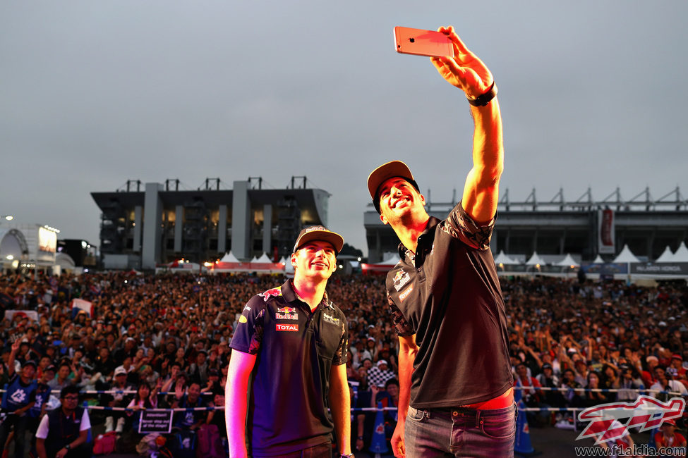 Selfie de Daniel Ricciardo y Max Verstappen