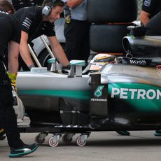 Lewis Hamilton vuelve al box de Mercedes