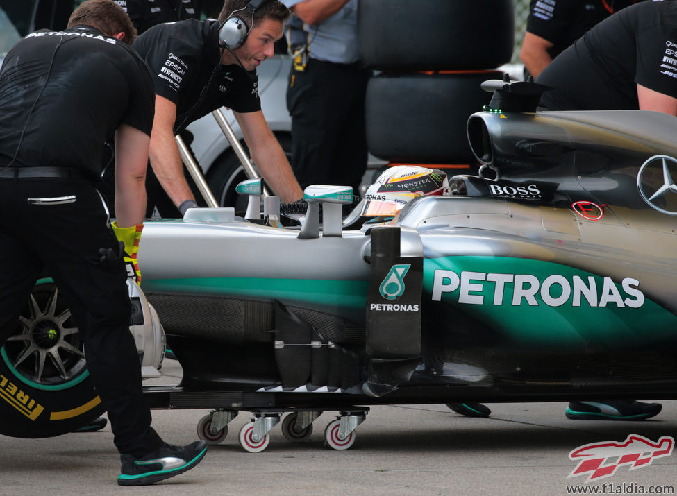 Lewis Hamilton vuelve al box de Mercedes