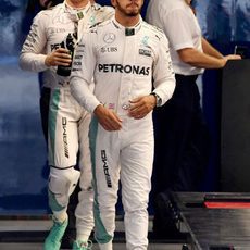 Lewis Hamilton y Nico Rosberg acaban de pesarse