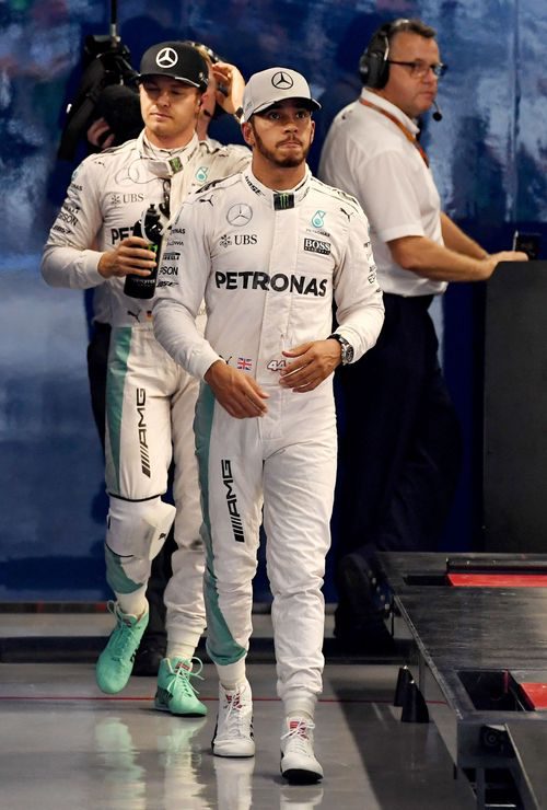 Lewis Hamilton y Nico Rosberg acaban de pesarse