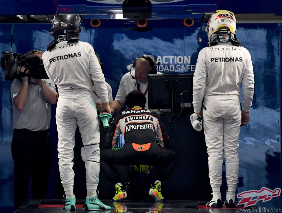 Hamilton, Rosberg y Pérez se pesan tras acabar la clasificación