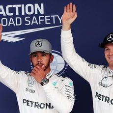 Hamilton y Rosberg saludan juntos en Suzuka