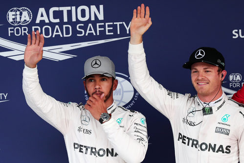 Hamilton y Rosberg saludan juntos en Suzuka