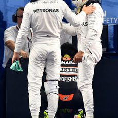 Rosberg y Hamilton se saludan tras la clasificación