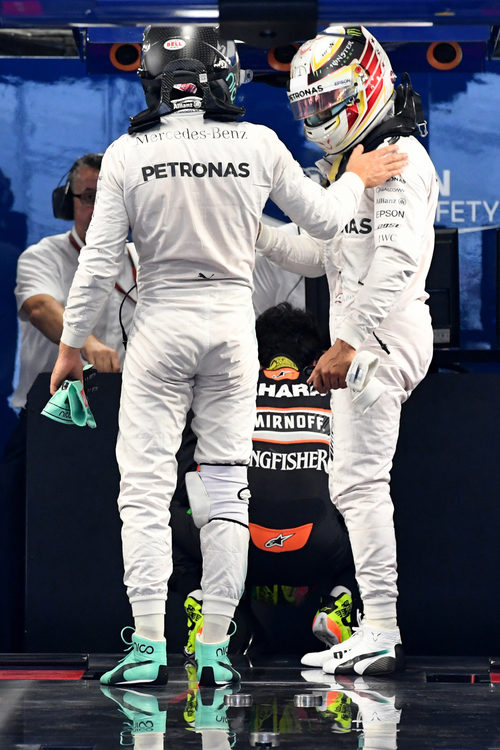 Rosberg y Hamilton se saludan tras la clasificación