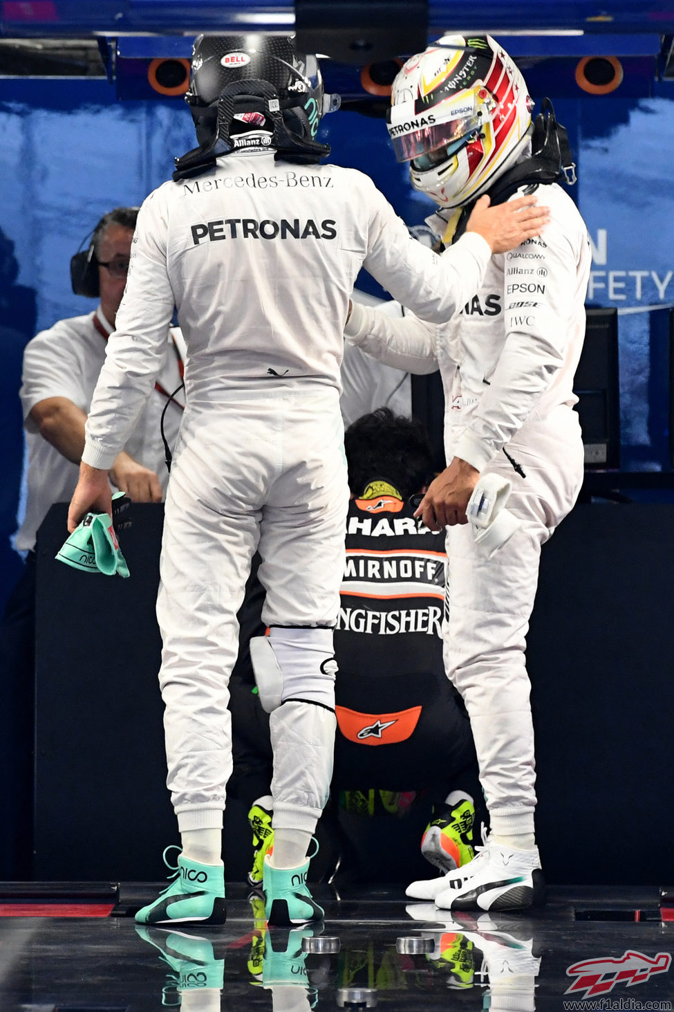 Rosberg y Hamilton se saludan tras la clasificación