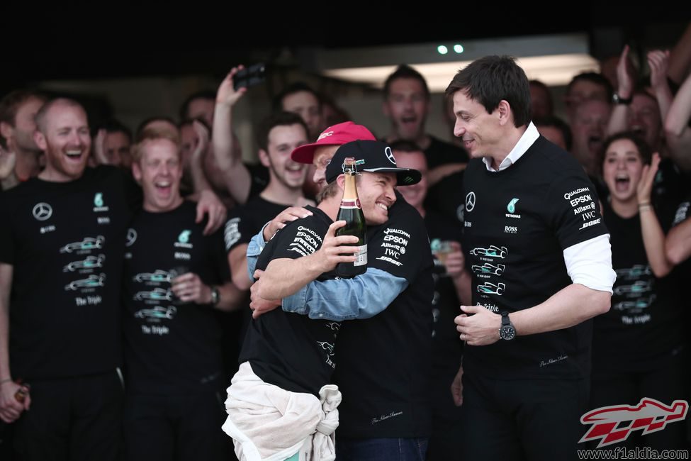 Abrazo de Nico Rosberg a Niki Lauda