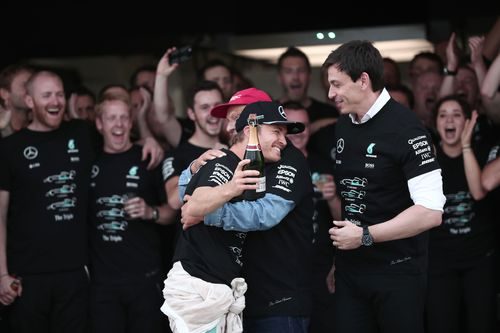 Abrazo de Nico Rosberg a Niki Lauda
