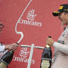 Nico Rosberg se echa champán para celebrar el triunfo