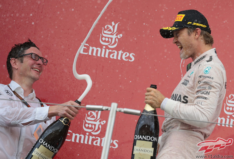 Nico Rosberg se echa champán para celebrar el triunfo
