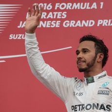 Lewis Hamilton saluda desde el podio en Suzuka