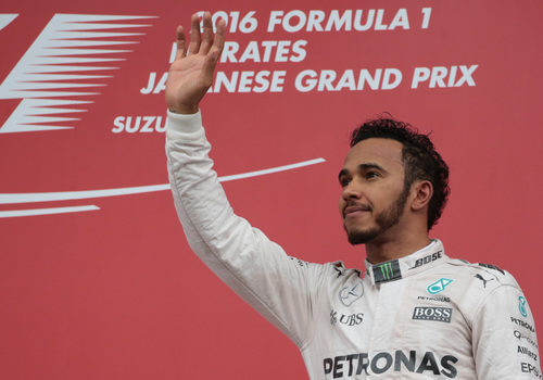 Lewis Hamilton saluda desde el podio en Suzuka