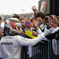 Lewis Hamilton celebra el podio con su equipo