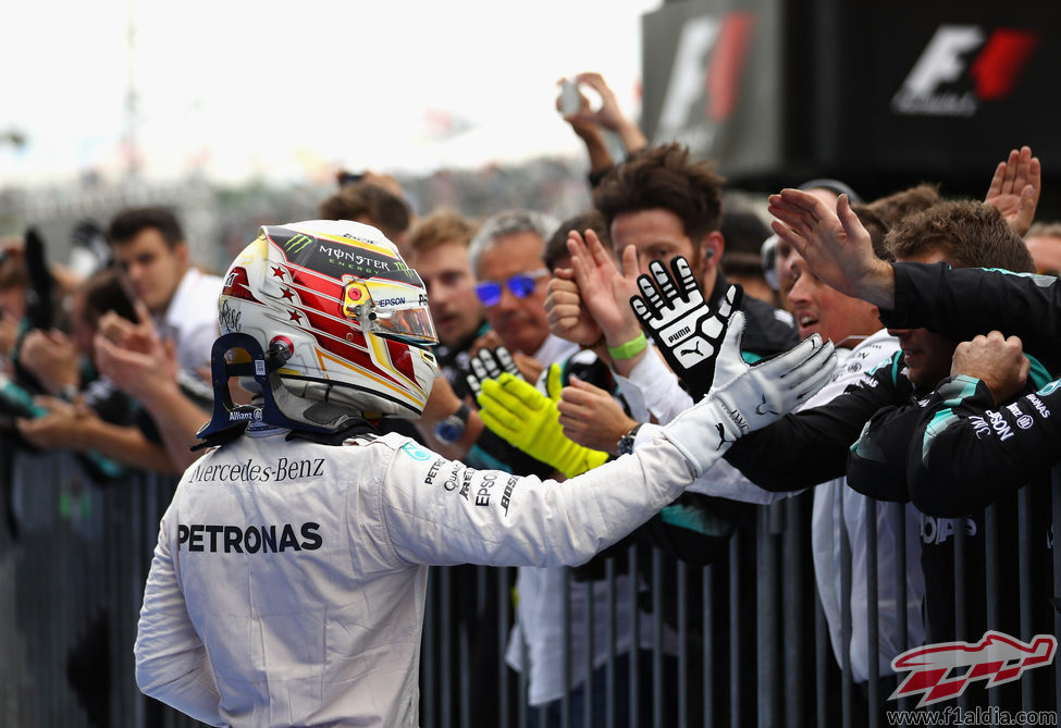 Lewis Hamilton celebra el podio con su equipo