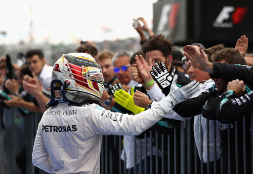 Lewis Hamilton celebra el podio con su equipo