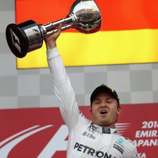 Nico Rosberg alza eufórico el trofeo de ganador