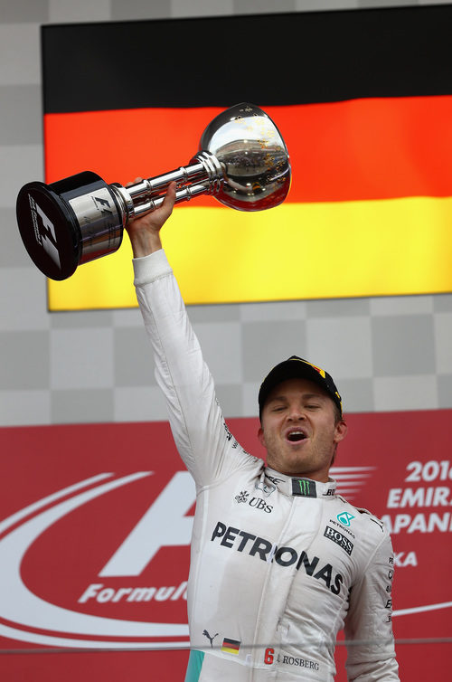 Nico Rosberg alza eufórico el trofeo de ganador