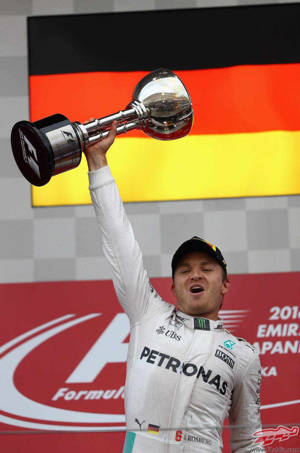 Nico Rosberg alza eufórico el trofeo de ganador