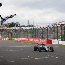 Nico Rosberg cruza la línea de meta en Japón