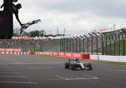 Nico Rosberg cruza la línea de meta en Japón