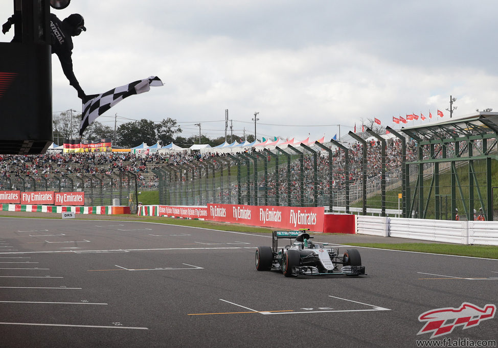 Nico Rosberg cruza la línea de meta en Japón