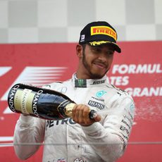 Lewis Hamilton descorcha el champán en el podio