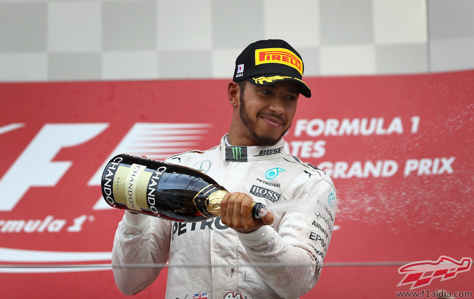 Lewis Hamilton descorcha el champán en el podio