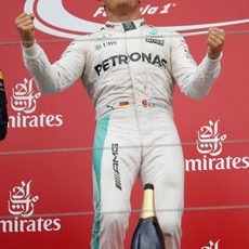 Euforia de Nico Rosberg en el podio de Japón