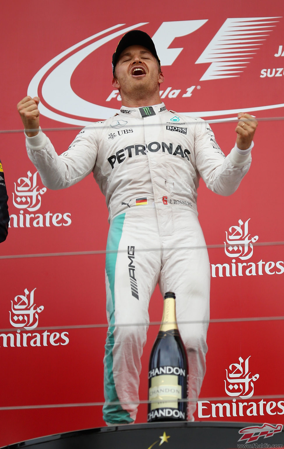 Euforia de Nico Rosberg en el podio de Japón