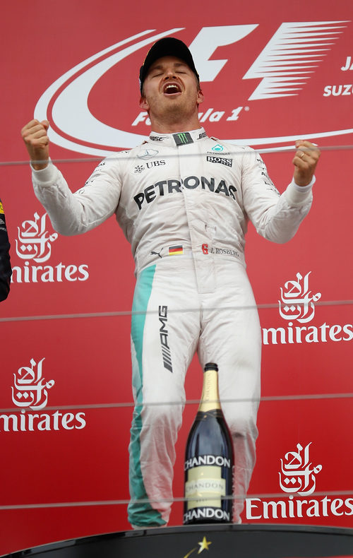 Euforia de Nico Rosberg en el podio de Japón