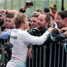 Nico Rosberg abraza a sus compañeros de Mercedes