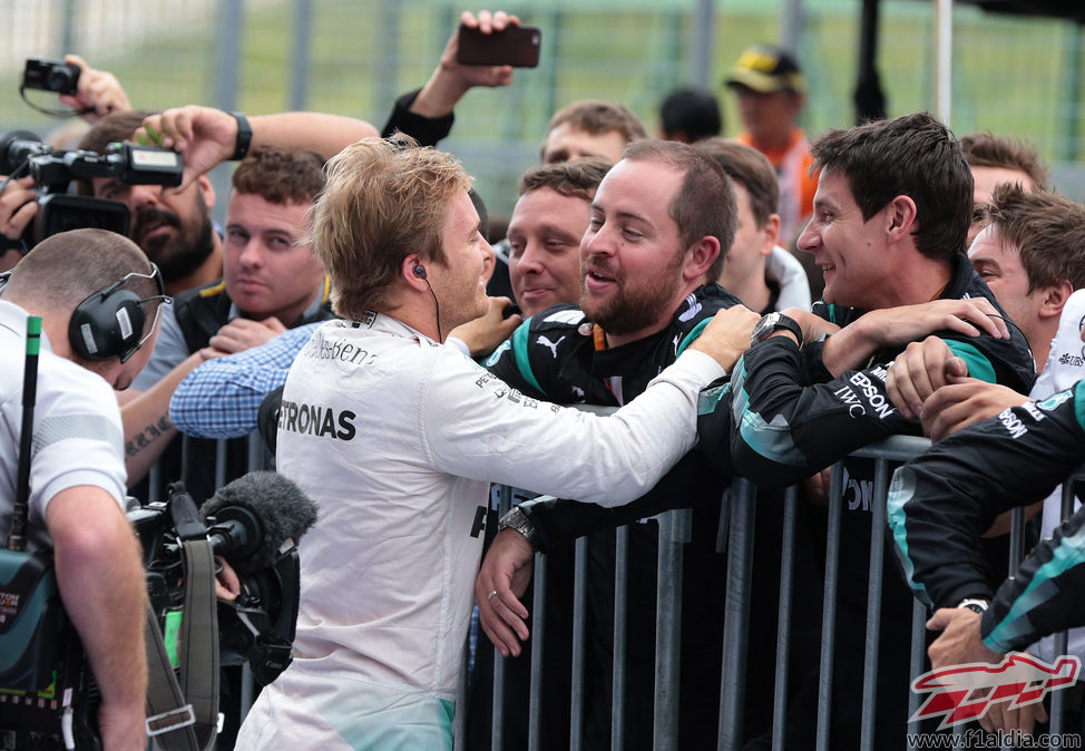 Nico Rosberg abraza a sus compañeros de Mercedes