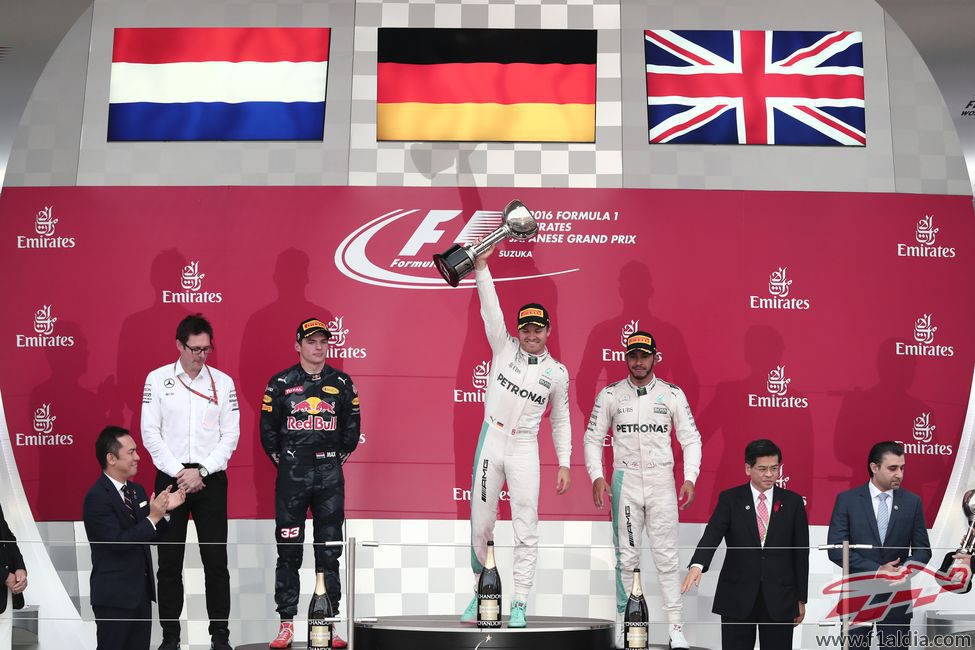 Rosberg, Verstappen y Hamilton en el podio de Japón