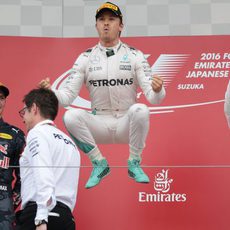 Salto tradicional de Nico Rosberg en el podio