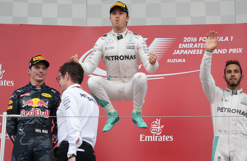 Salto tradicional de Nico Rosberg en el podio