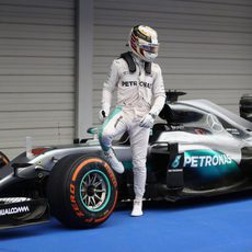 Lewis Hamilton se baja del coche en parque cerrado