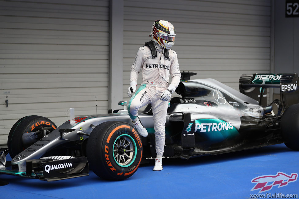 Lewis Hamilton se baja del coche en parque cerrado