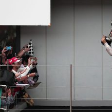 Nico Rosberg presenta el trofeo ante los aficionados