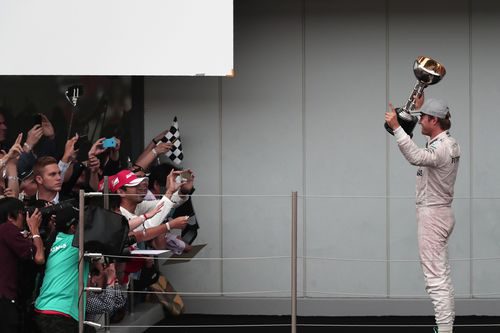 Nico Rosberg presenta el trofeo ante los aficionados