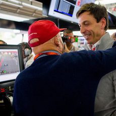 Niki Lauda y Toto Wolff celebran la victoria