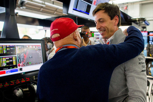 Niki Lauda y Toto Wolff celebran la victoria