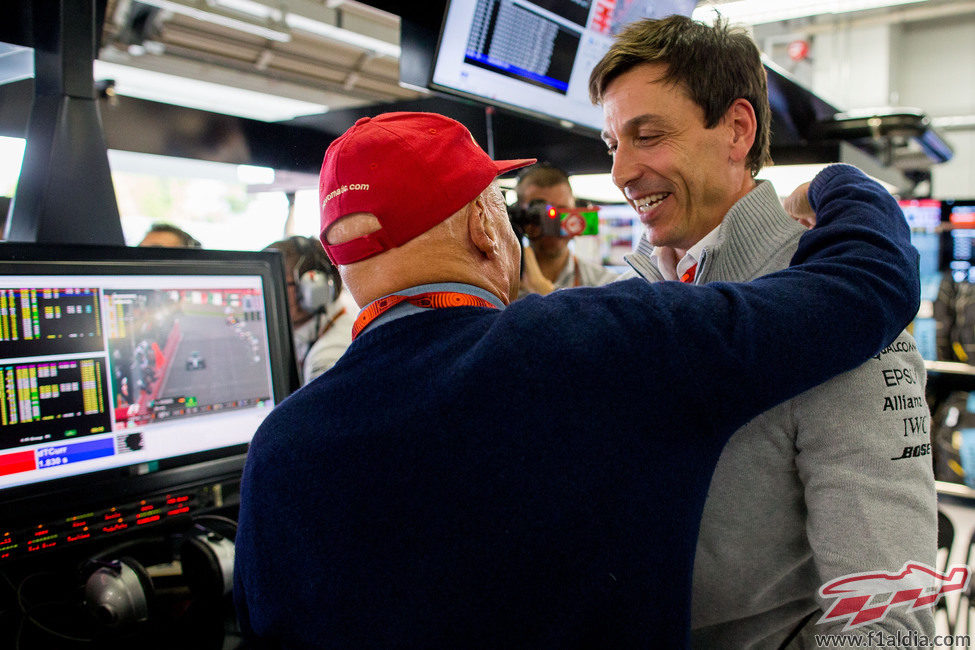 Niki Lauda y Toto Wolff celebran la victoria