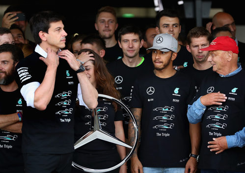 Mercedes celebra su título mundial en Suzuka (II)