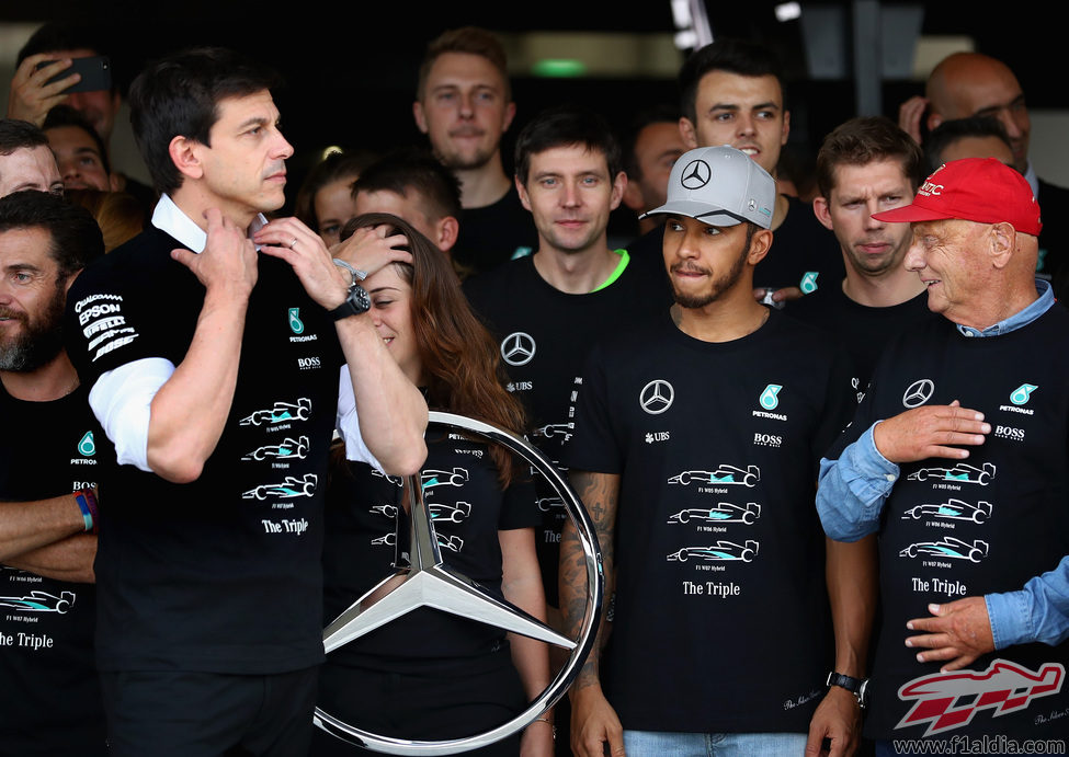 Mercedes celebra su título mundial en Suzuka (II)