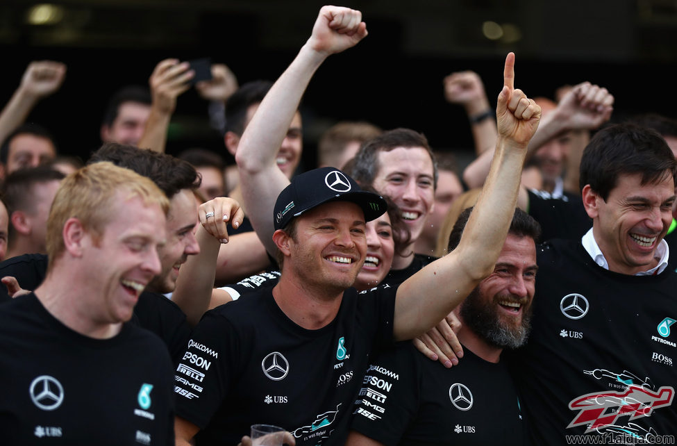 Mercedes celebra su título mundial en Suzuka (IV)