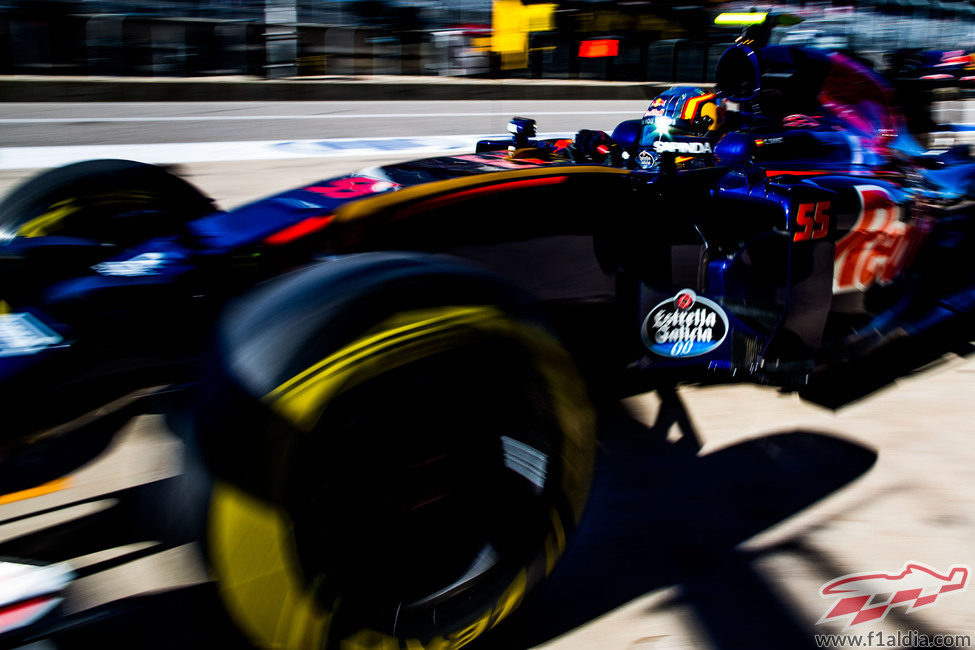 Carlos Sainz vuelve al box de Toro Rosso