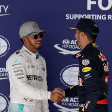 Lewis Hamilton y Daniel Ricciardo se dan la mano