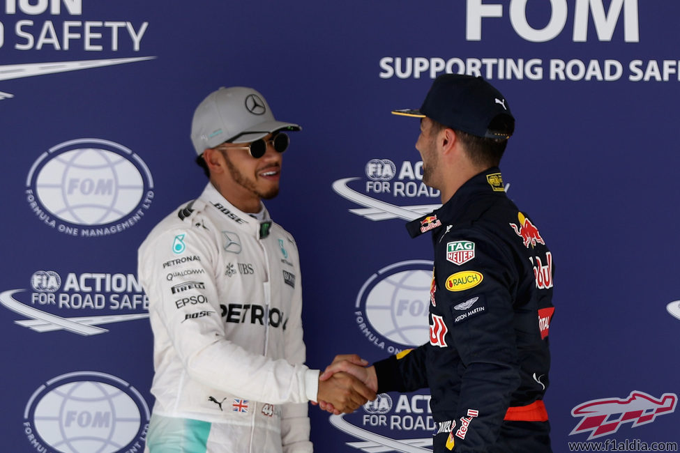 Lewis Hamilton y Daniel Ricciardo se dan la mano