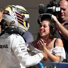 Lewis Hamilton celebra la pole en Austin con Mercedes